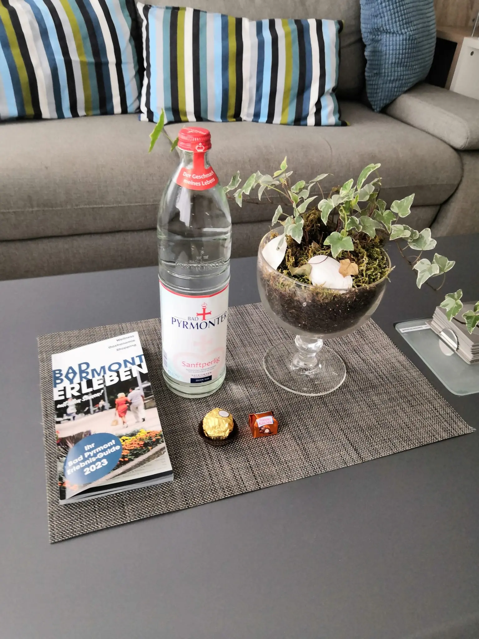 Couchtisch mit Bad Pyrmonter Wasser und Reiseführer