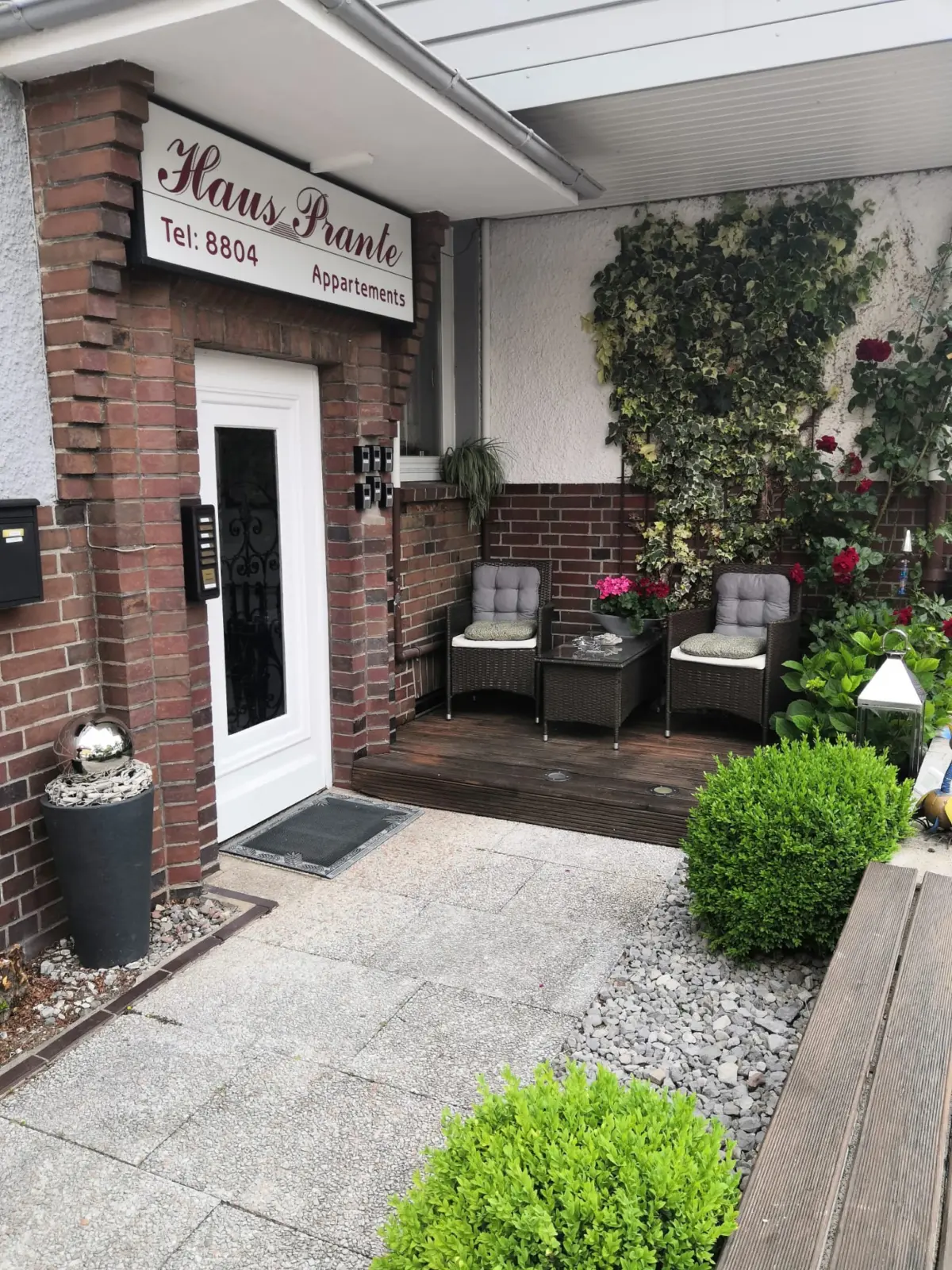 Hauseingang mit Sitzecke und Rosen im Haus Prante in Bad Pyrmont