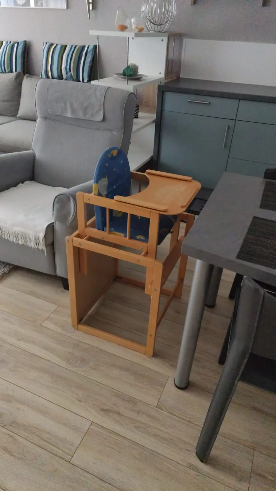 Kinderhochstuhl aus Holz im Wohnbereich