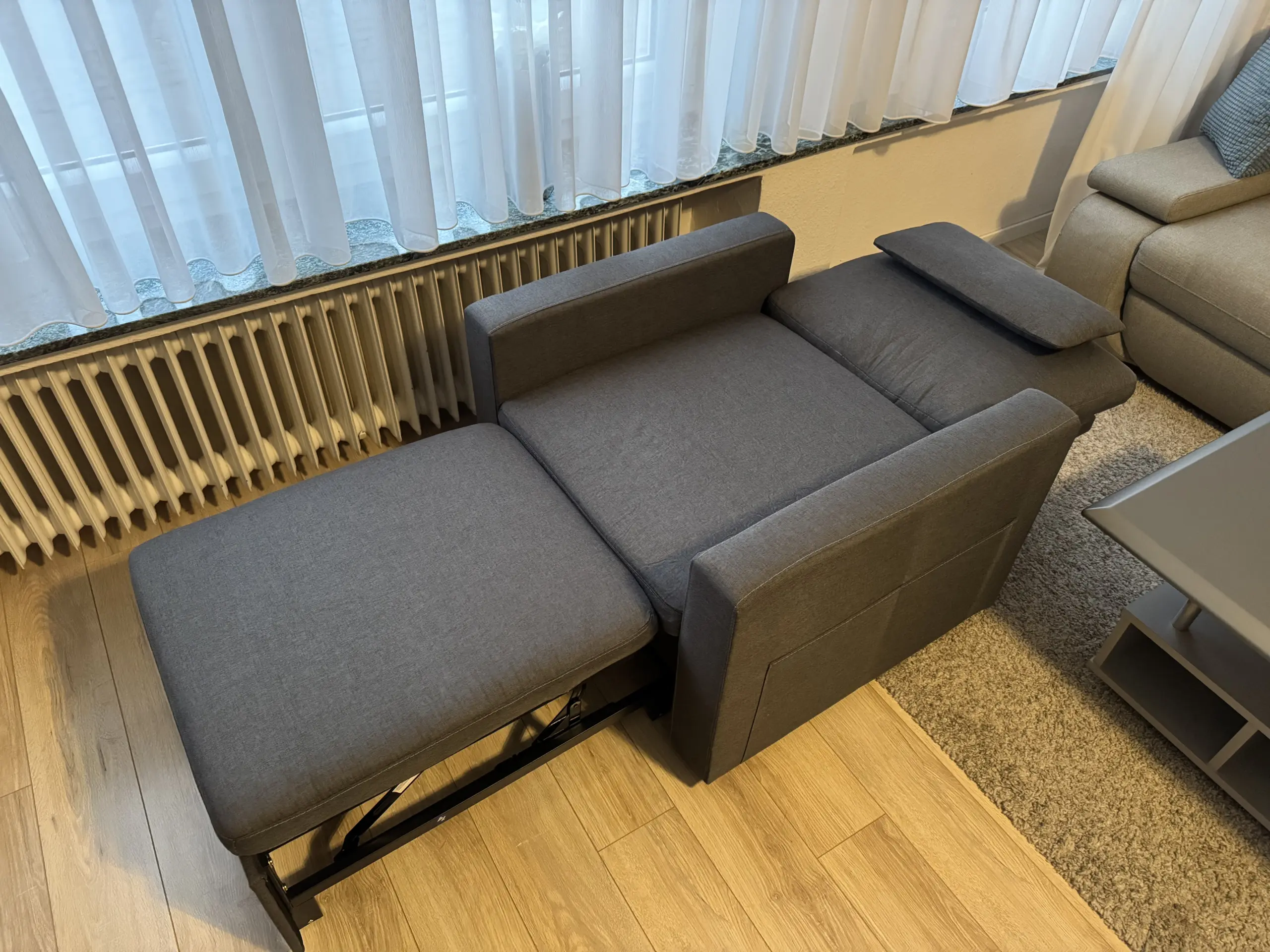 Ausgeklappter Schlafsessel als Bett