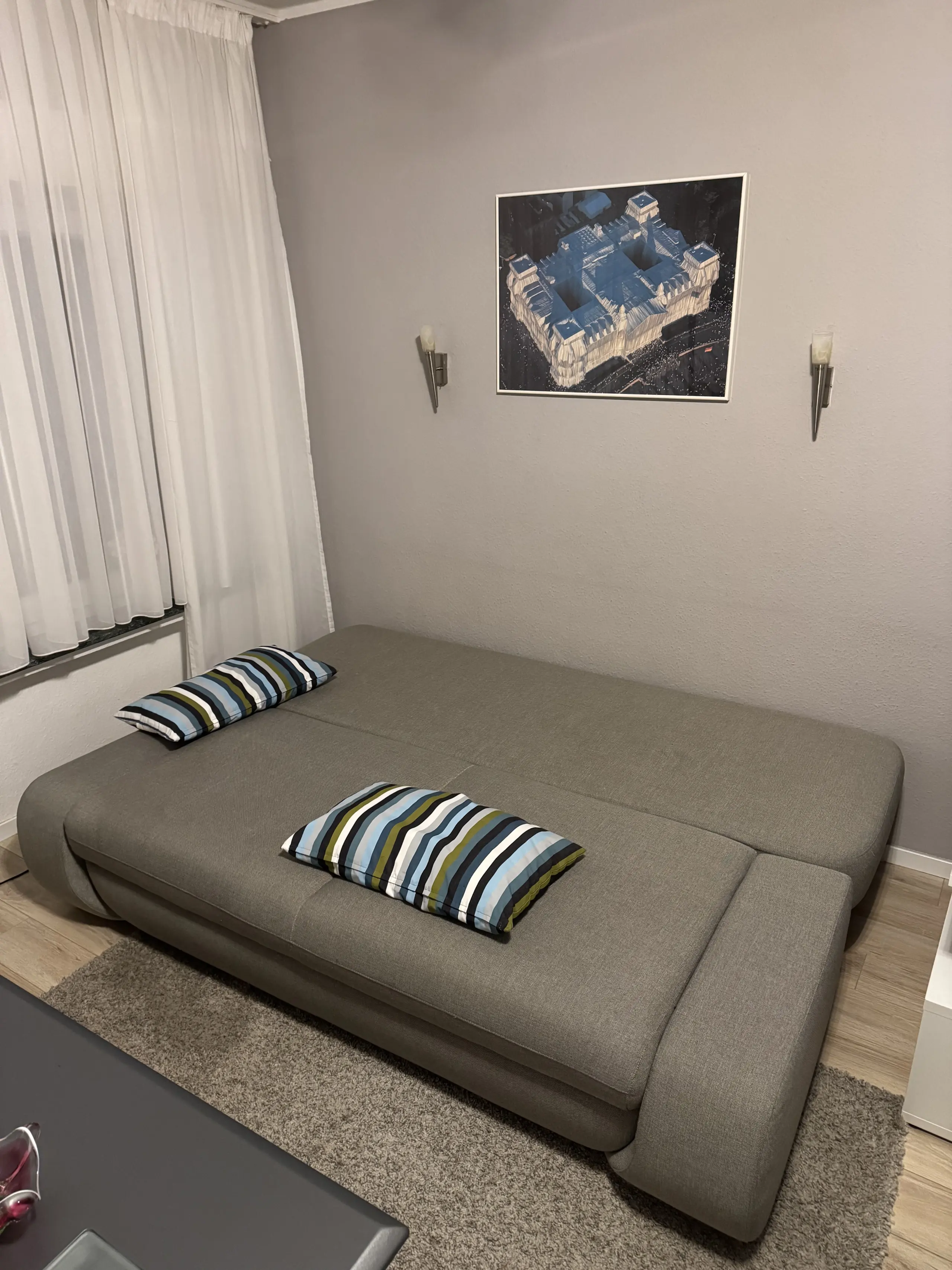 Ausgeklapptes Schlafsofa am Fenster