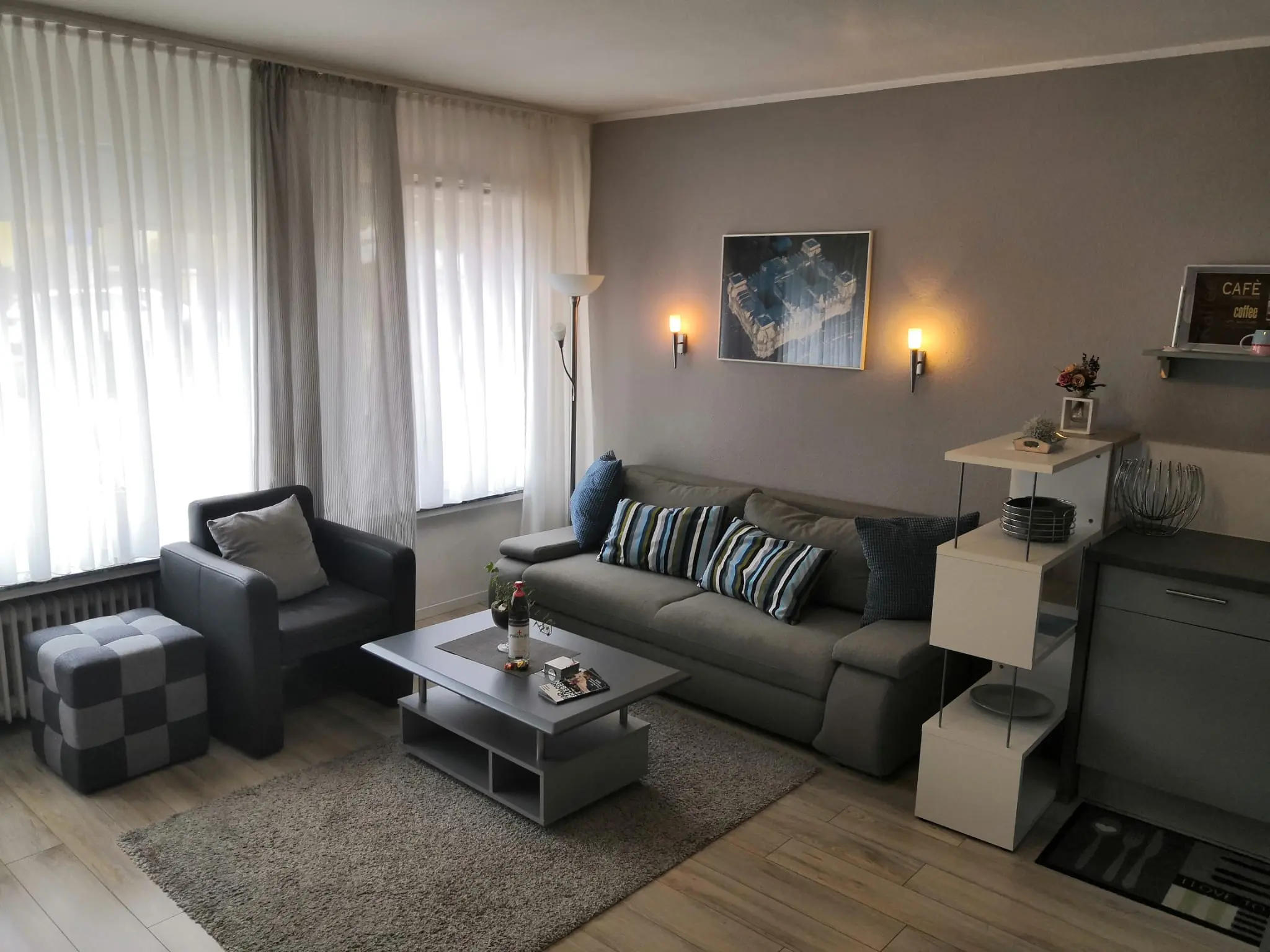 Wohnzimmer mit Sofa und Ledersessel