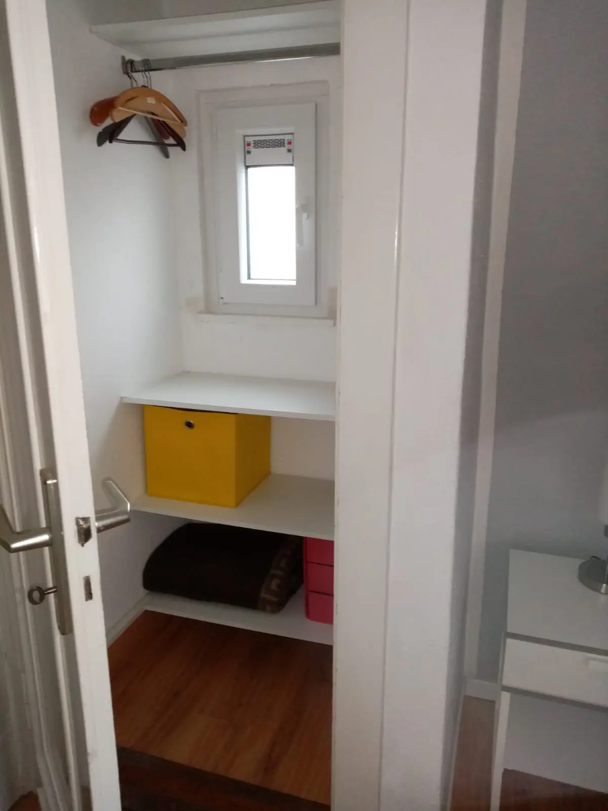 Abstellraum mit Kleiderstange in der Ferienwohnung 4 in Bad Pyrmont