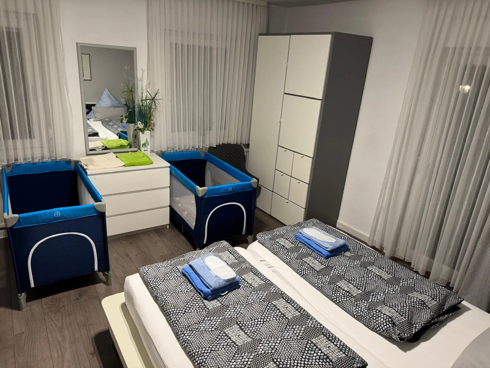 Zwei Babyreisebetten im Schlafzimmer