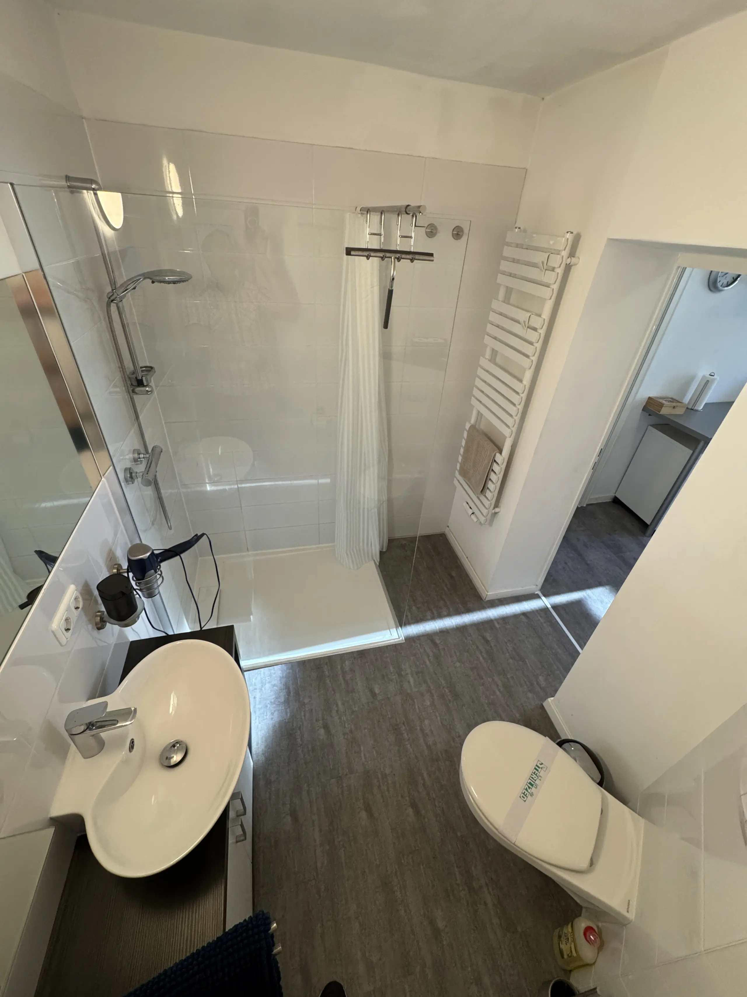 Badezimmer mit Dusche und Toilette
