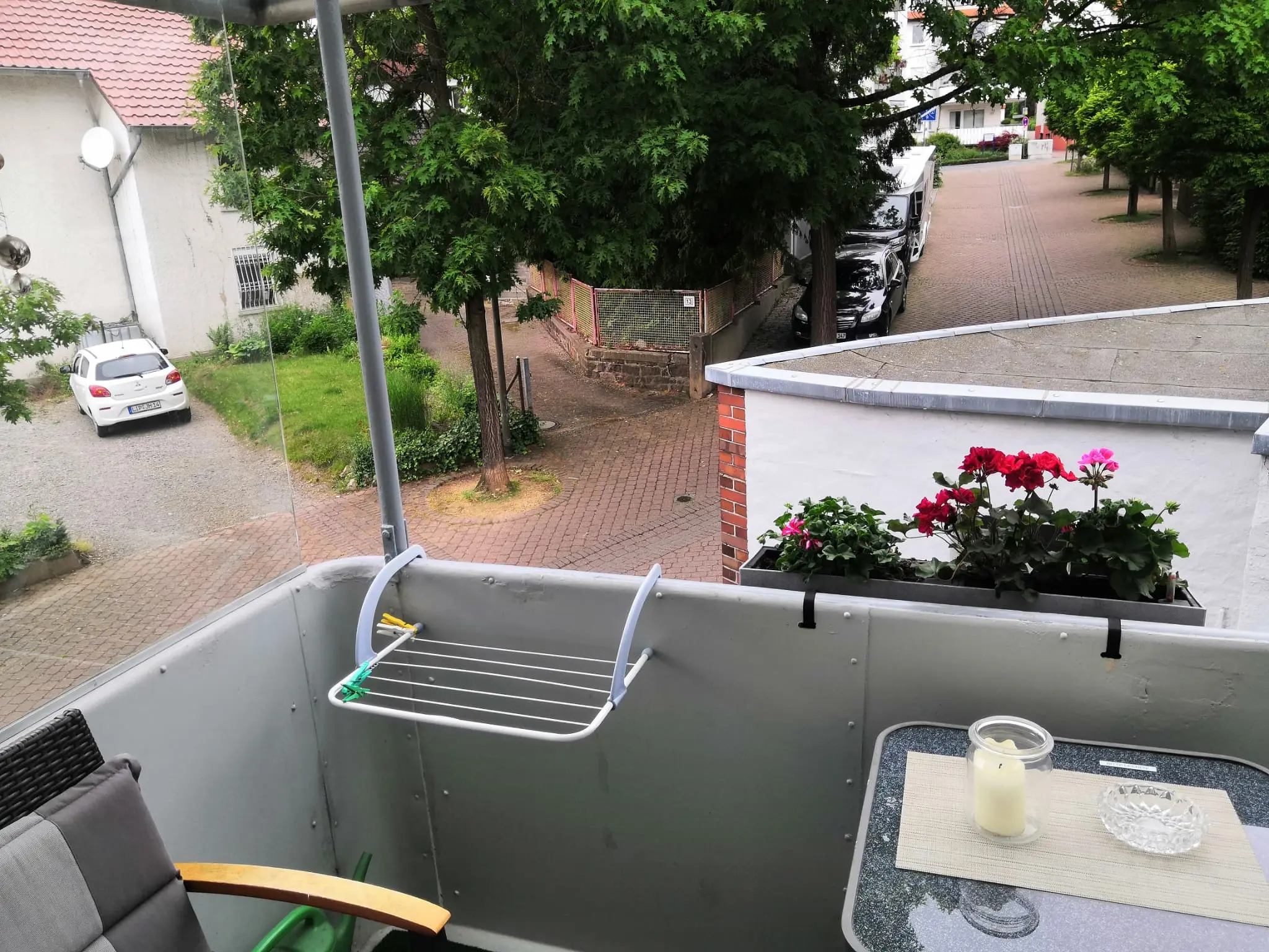 Blick vom Balkon auf die Straße