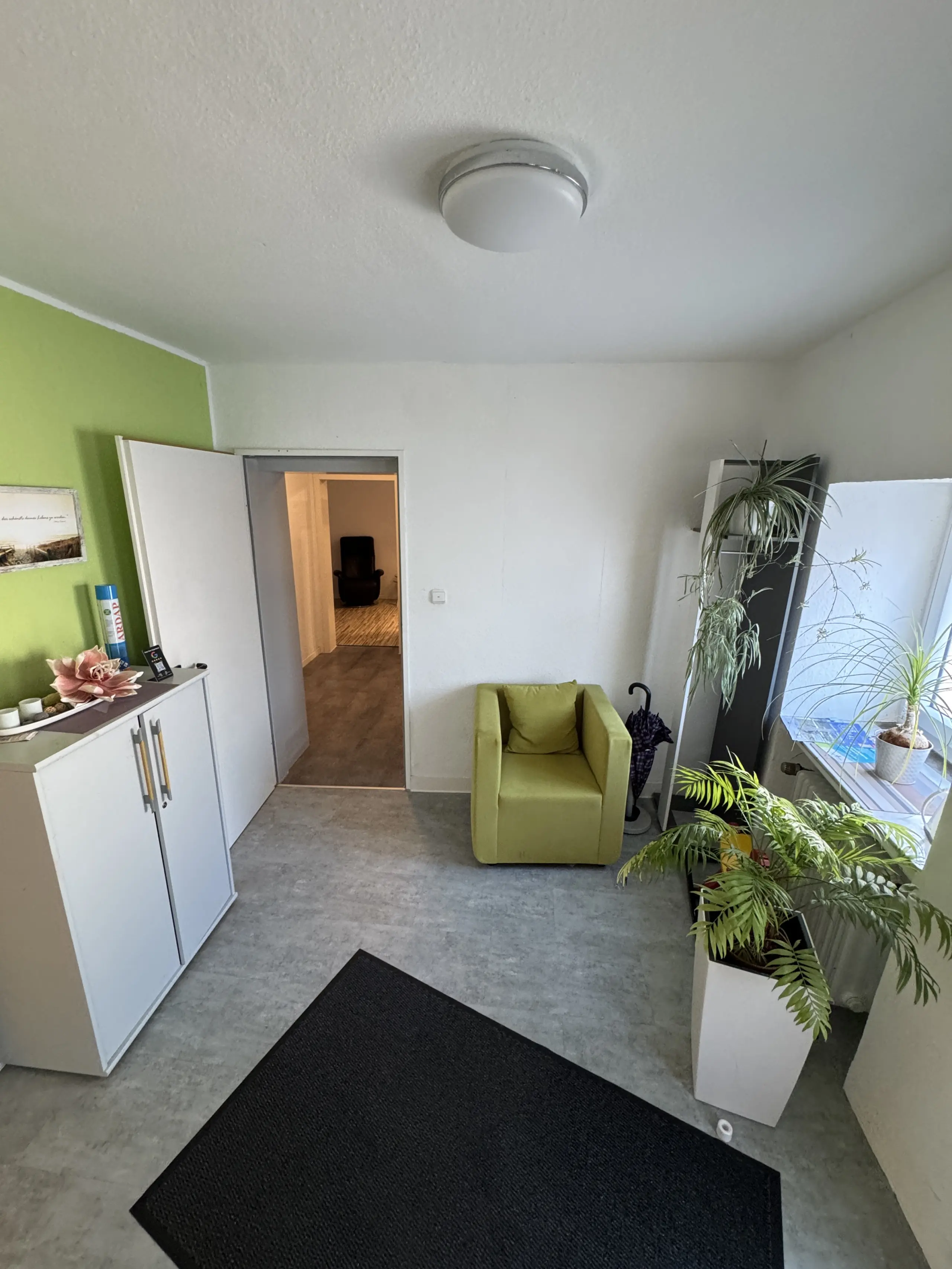 Diele mit Sessel und Pflanzen