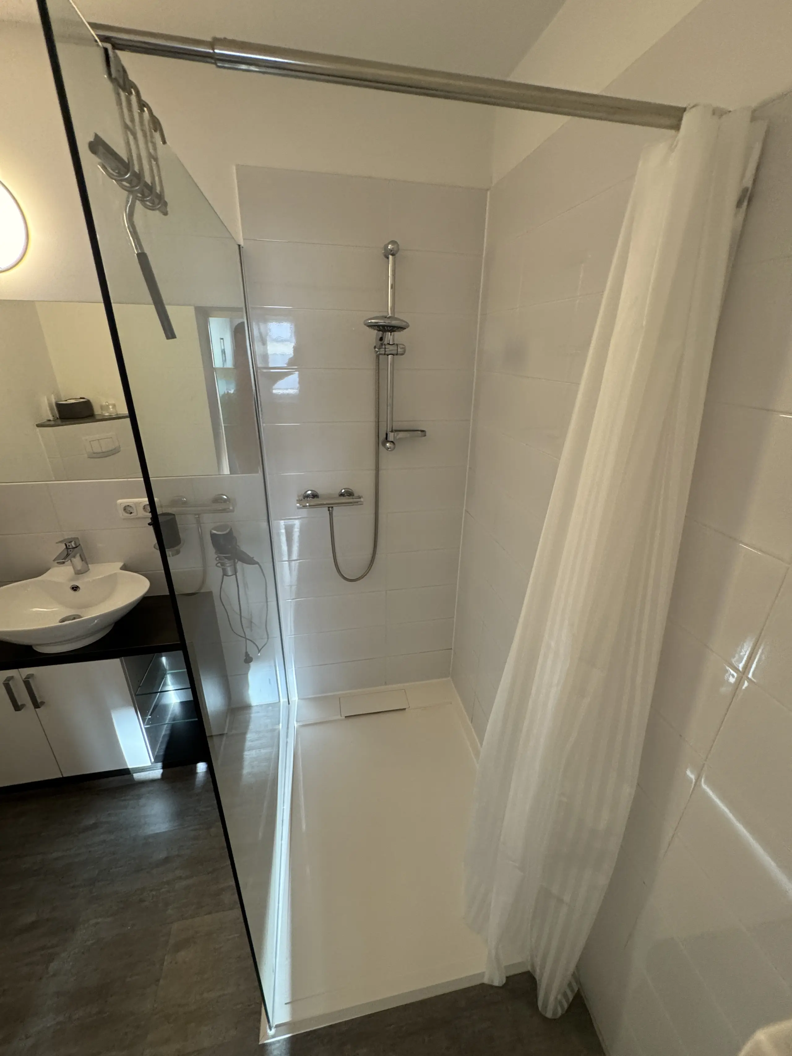 Dusche mit Glaswand