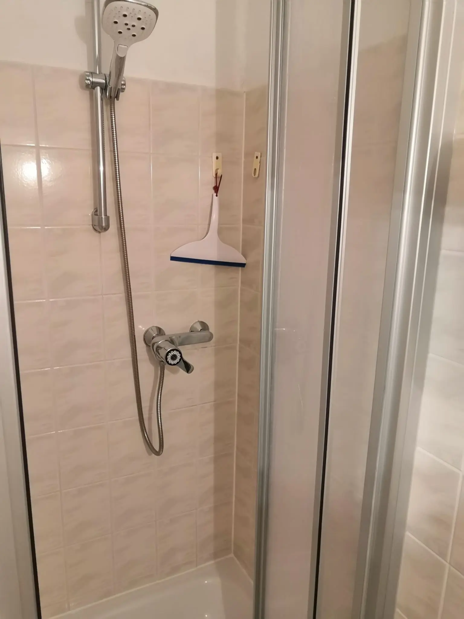 Dusche mit Glaswänden