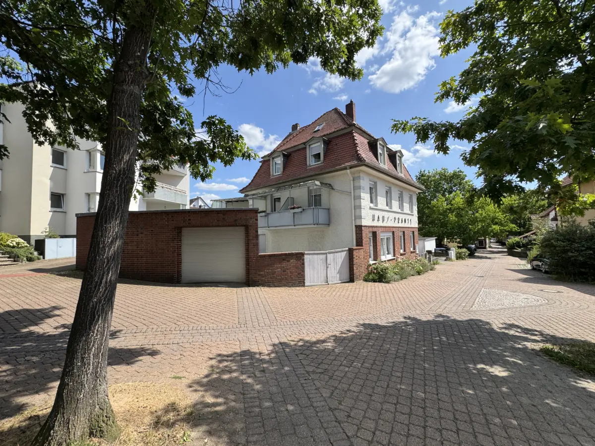 Haus Prante von der Strasse mit Garage und gepflasterter Einfahrt in Bad Pyrmont