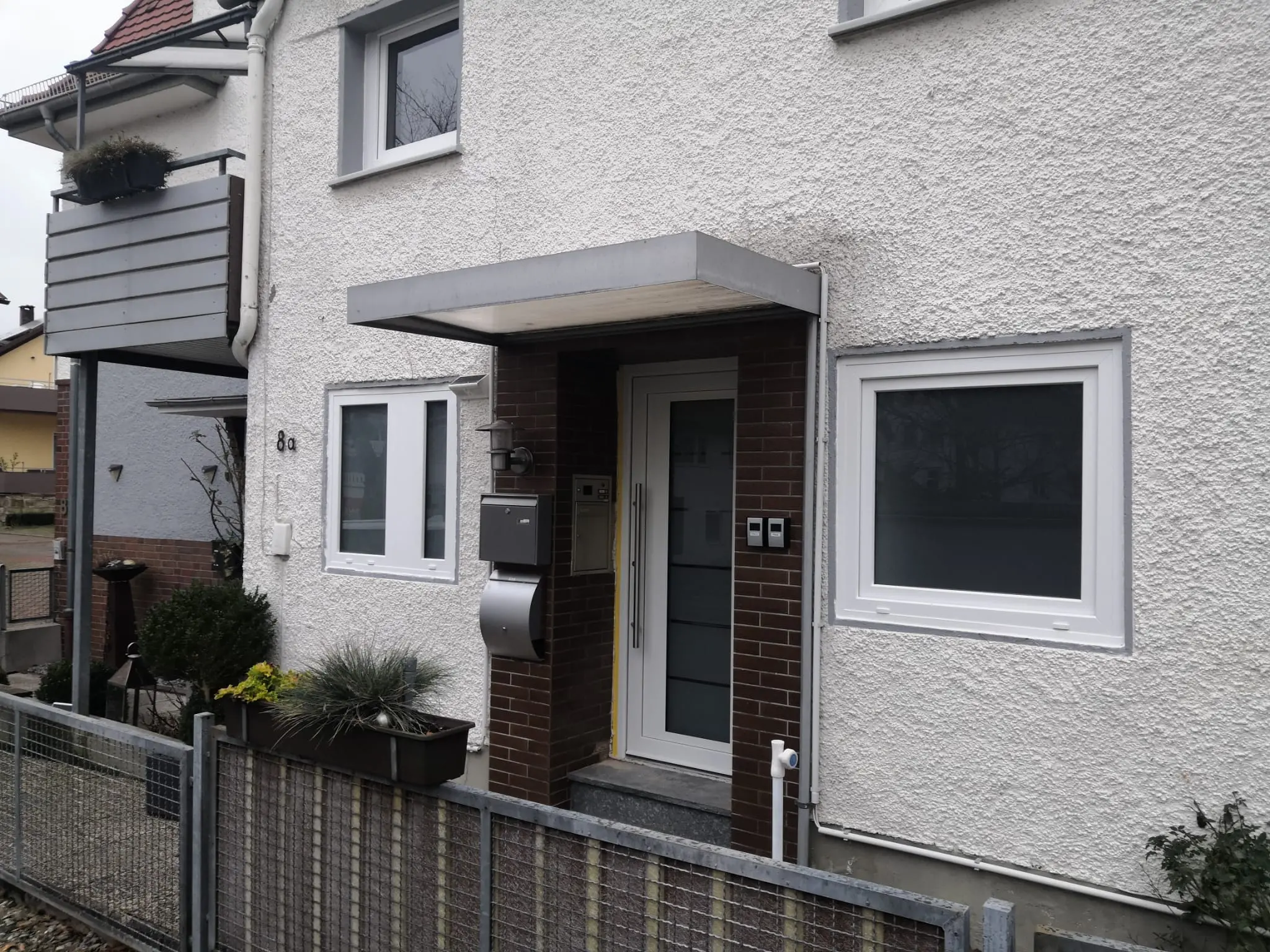 Hauseingang Nummer 8a mit Balkon