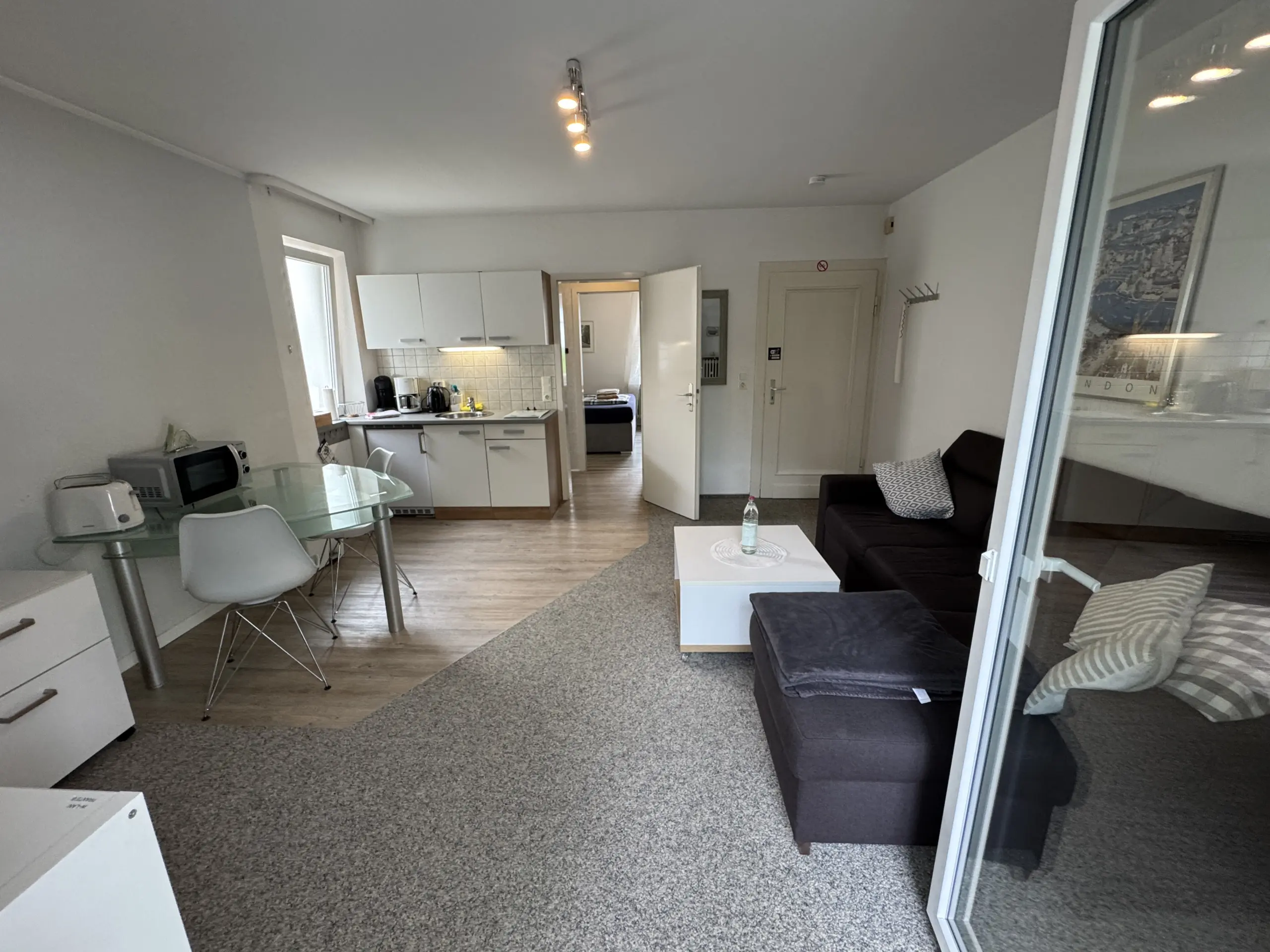 Offene Küche mit Blick in den Flur der Ferienwohnung 3 in Bad Pyrmont
