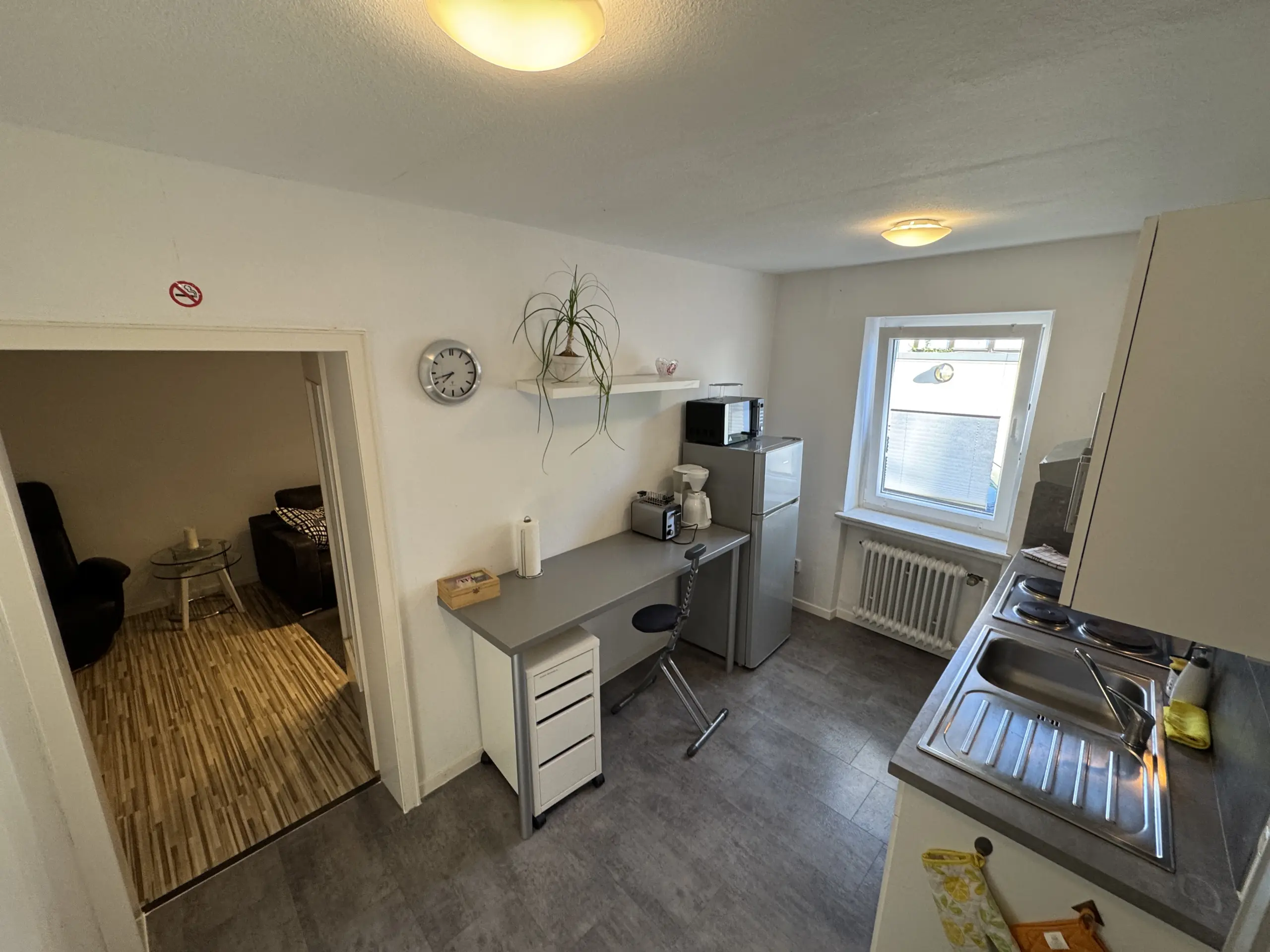 Kochnische mit Kühlschrank und Schreibtisch