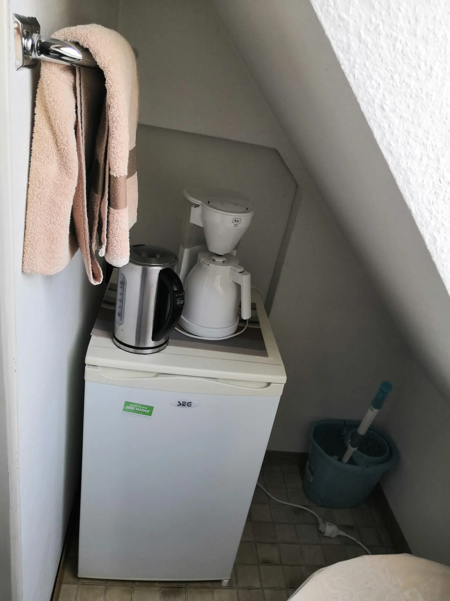 Kühlschrank mit Kaffeemaschine in der Ferienwohnung 6 in Bad Pyrmont