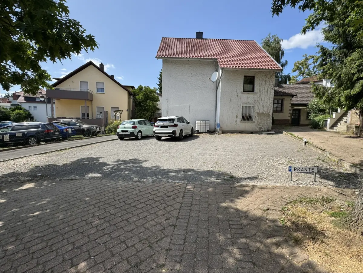 Parkplatz mit Stellplaetzen fuer Gaeste am Haus Prante in Bad Pyrmont