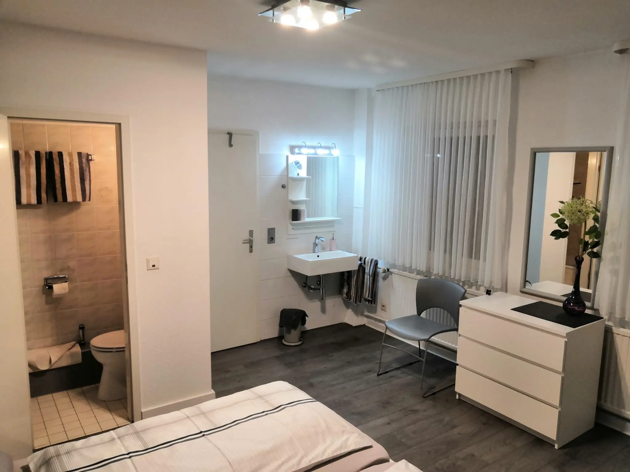 Schlafzimmer mit Blick ins Bad
