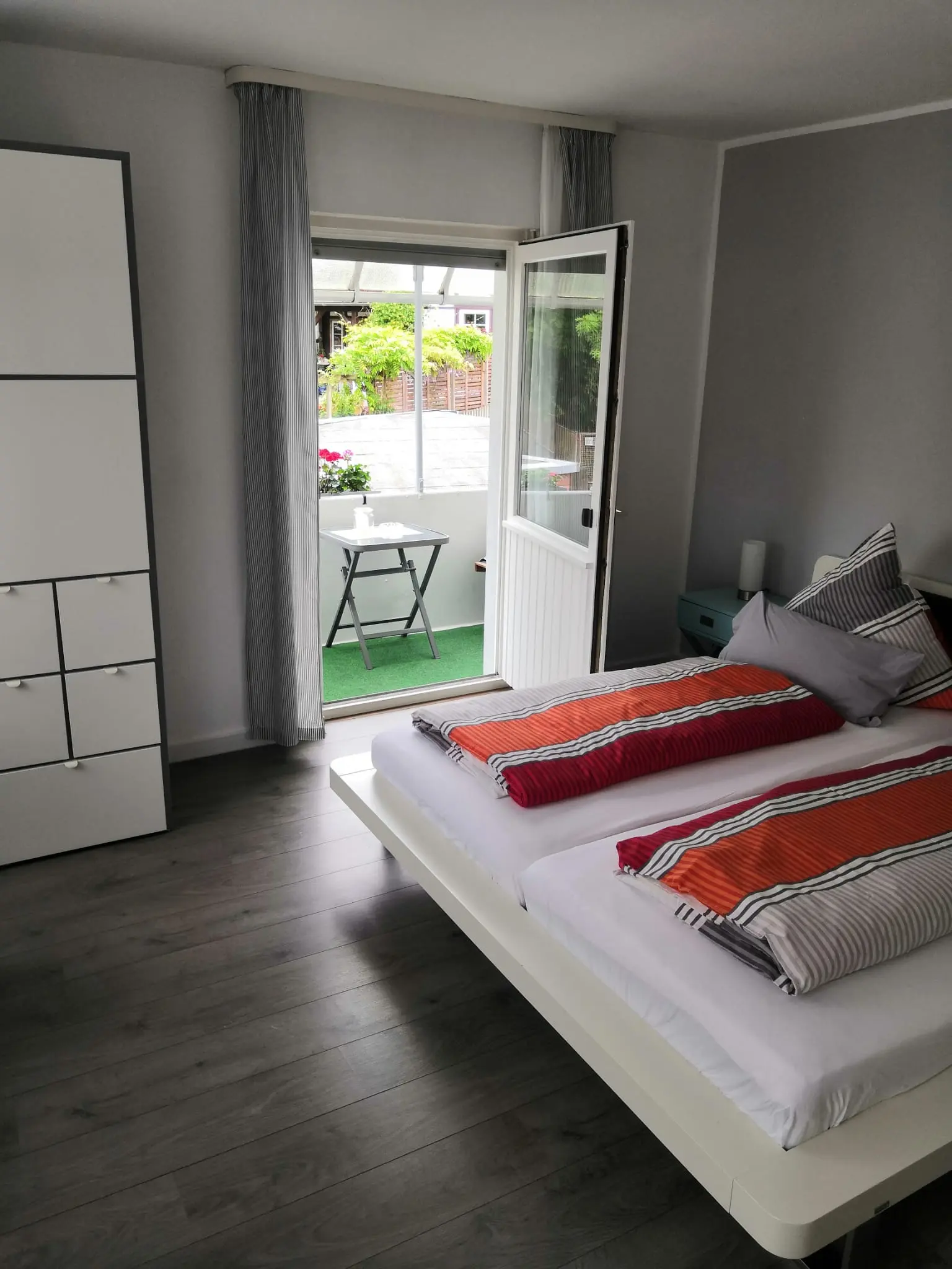 Schlafzimmer mit Zugang zum Balkon