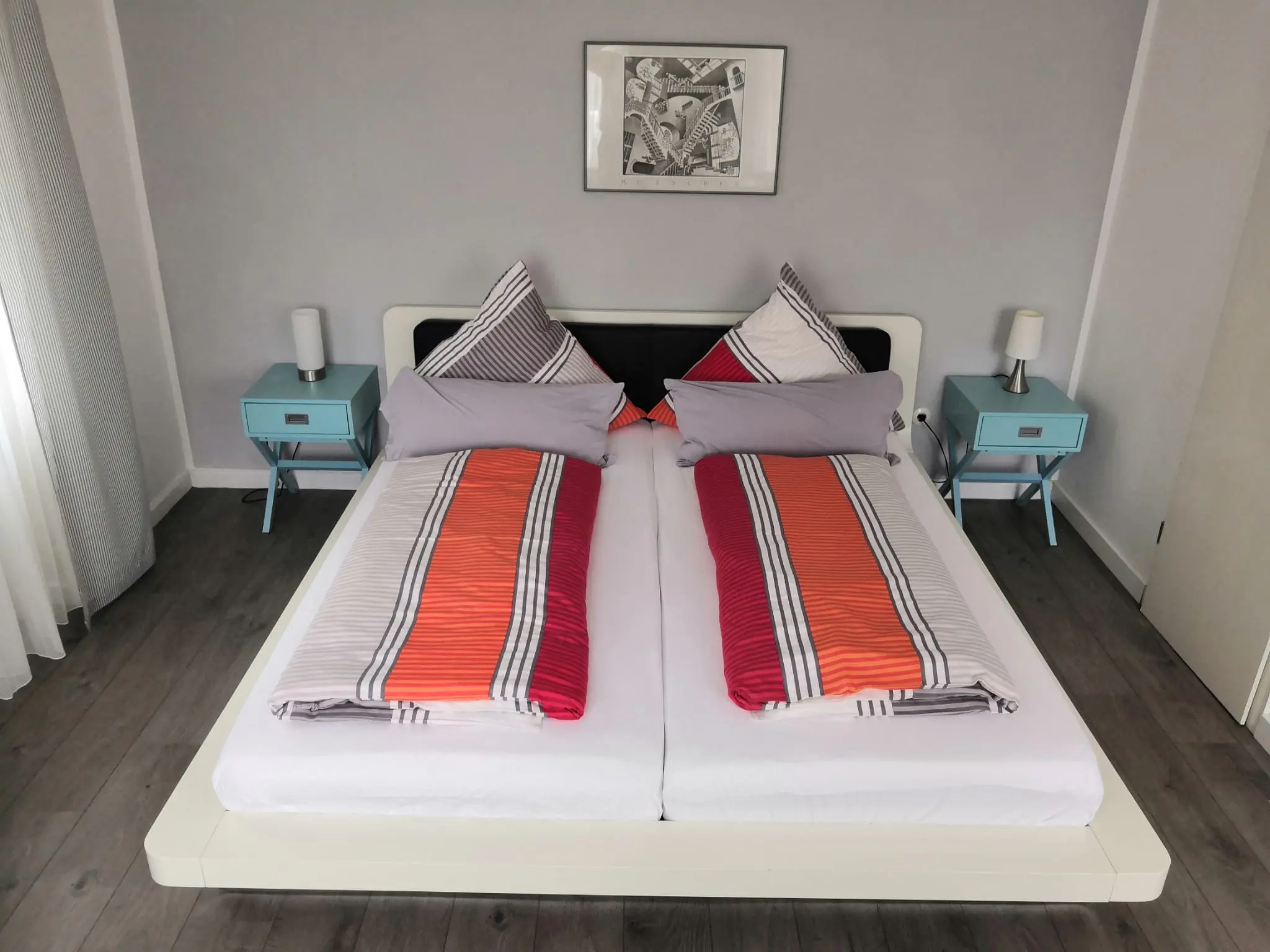 Doppelbett mit gestreifter Bettwäsche