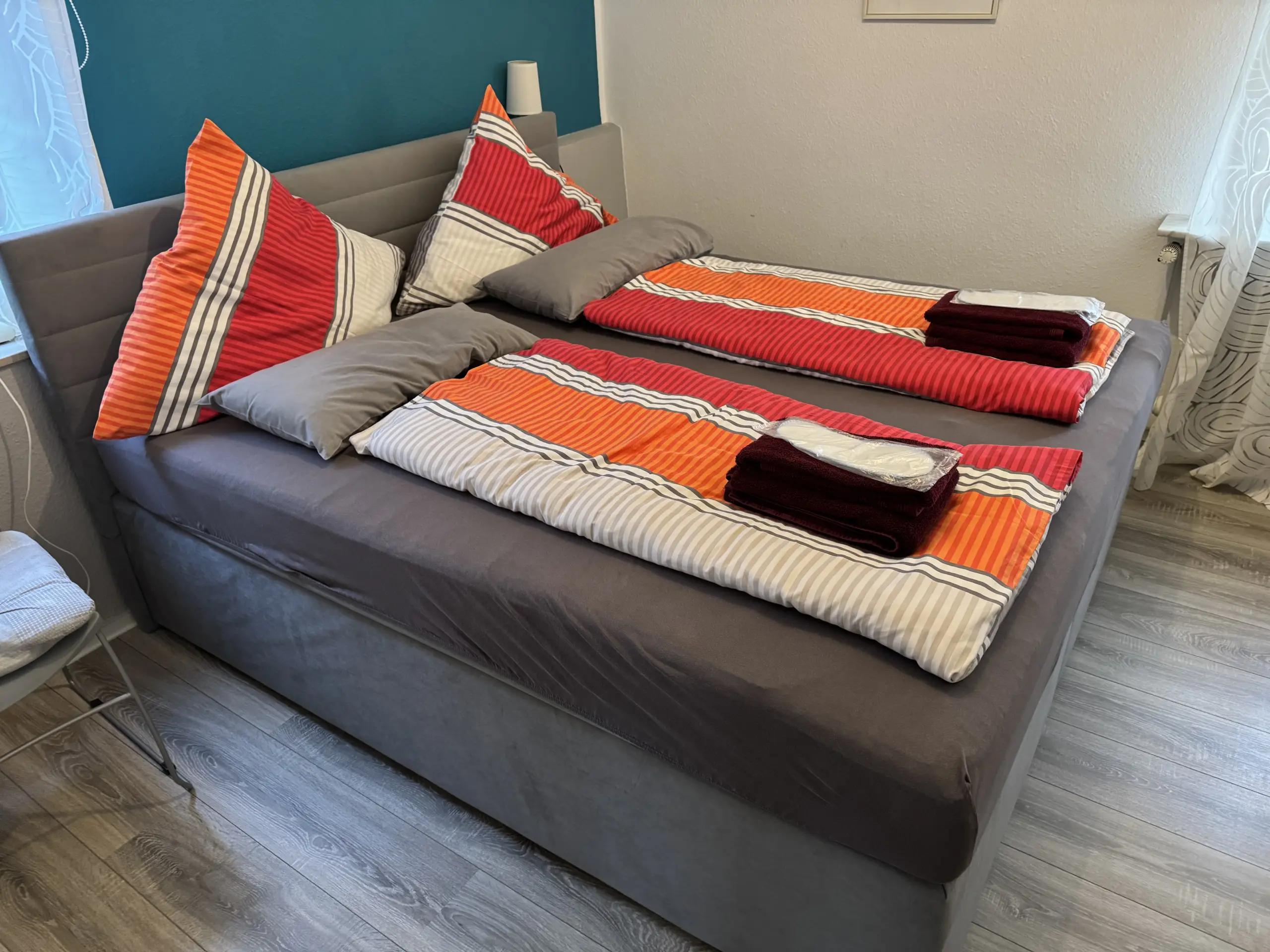Schlafzimmer mit Doppelbett und Handtüchern in der Ferienwohnung 3 in Bad Pyrmont