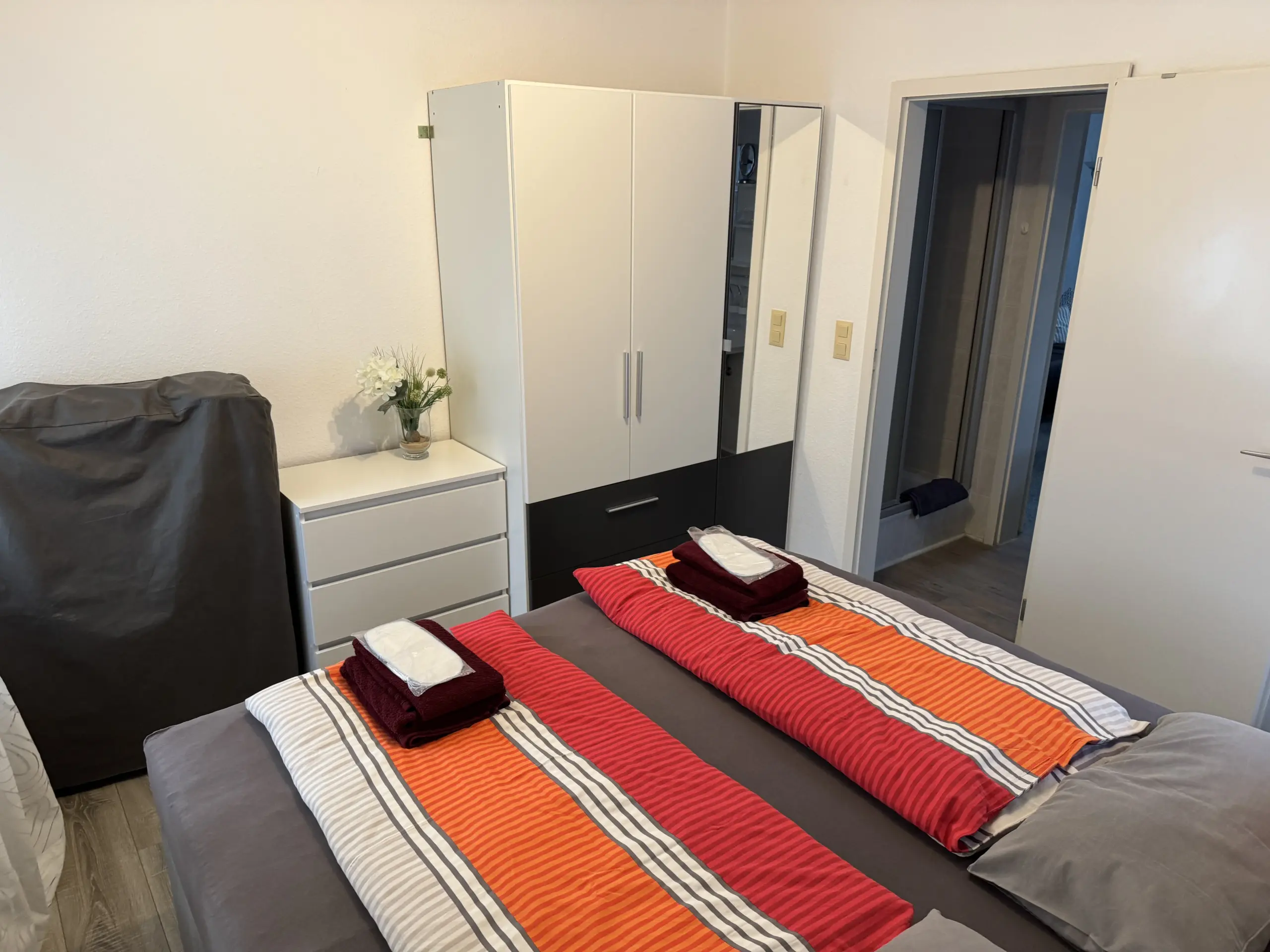 Schlafzimmer mit Kleiderschrank und Kommode in der Ferienwohnung 3 in Bad Pyrmont