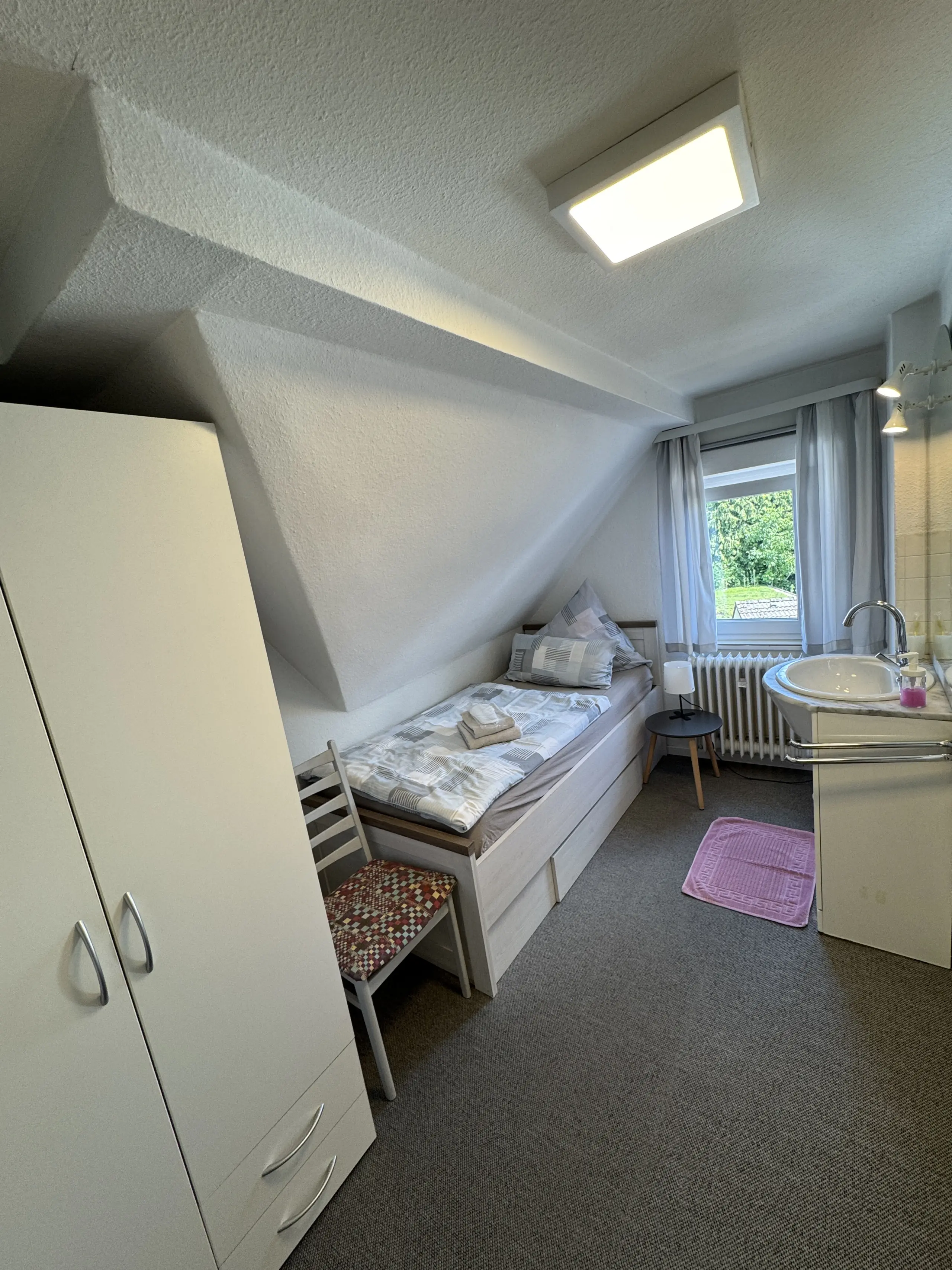 Waschbecken im Schlafzimmerbereich der Ferienwohnung 6 in Bad Pyrmont