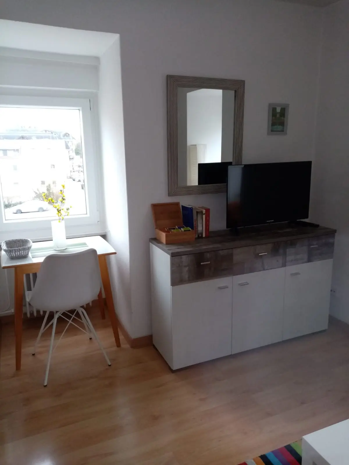 Sitzecke mit Kommode und Spiegel in der Ferienwohnung 4 in Bad Pyrmont