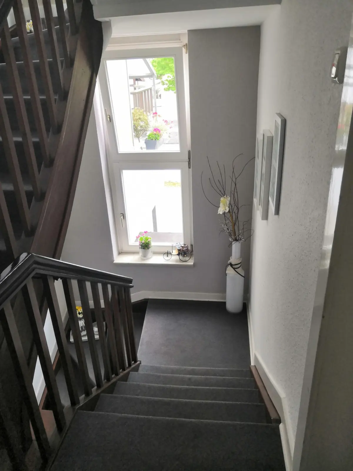 Helles Treppenhaus mit Holzgelaender im Haus Prante in Bad Pyrmont