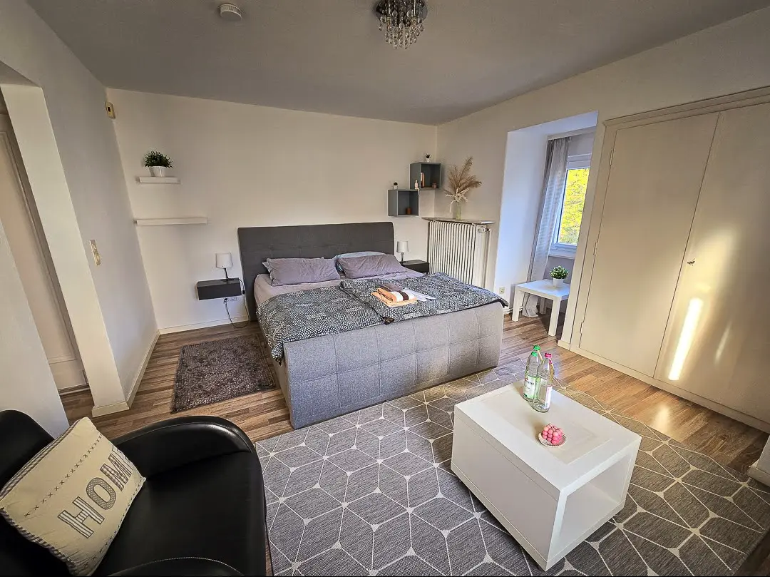 Wohn- und Schlafbereich mit Doppelbett in der Ferienwohnung 5 in Bad Pyrmont