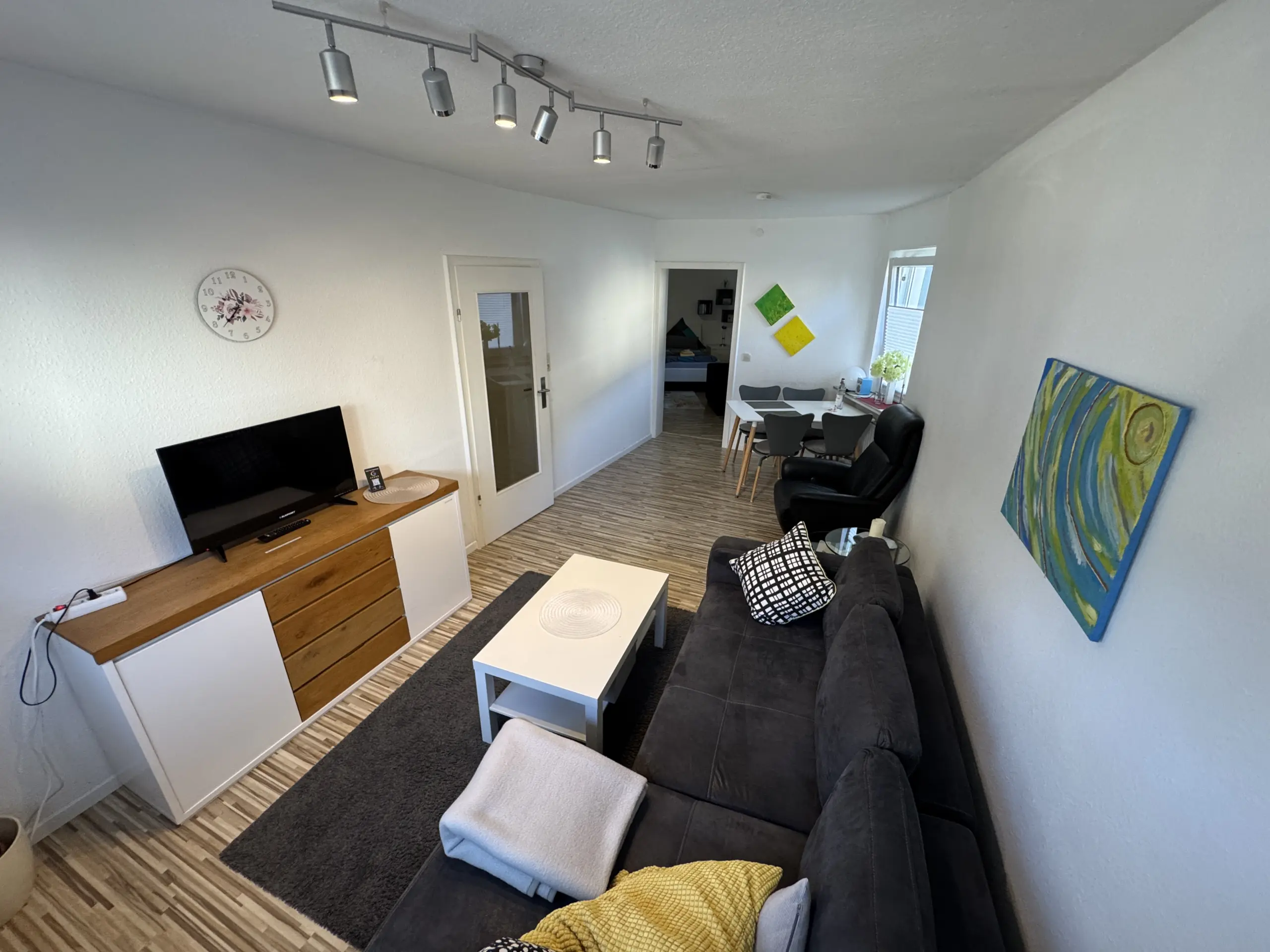 Wohnzimmer mit Sideboard und Blick zum Esstisch