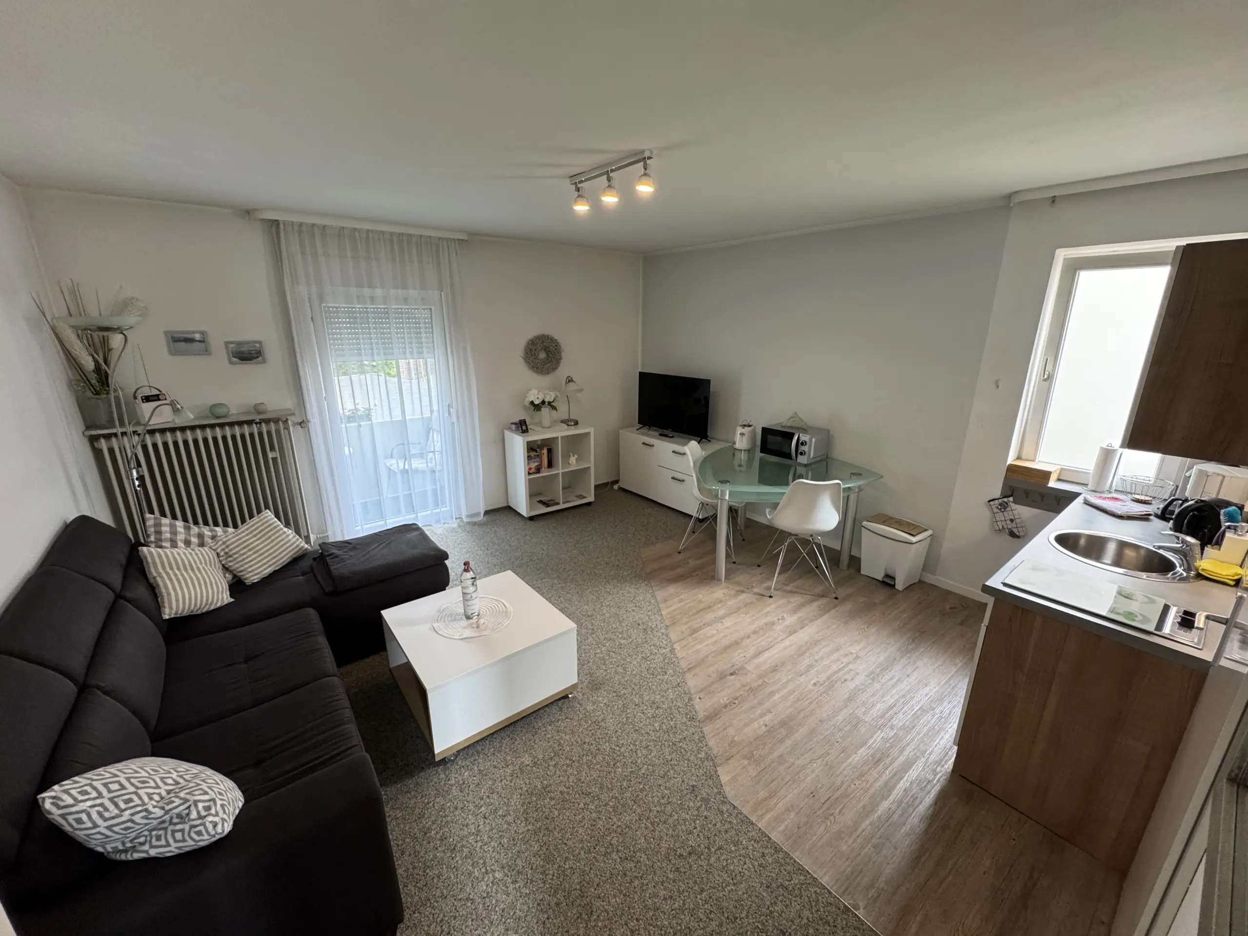 Wohnbereich mit offener Küche in der Ferienwohnung 3 in Bad Pyrmont