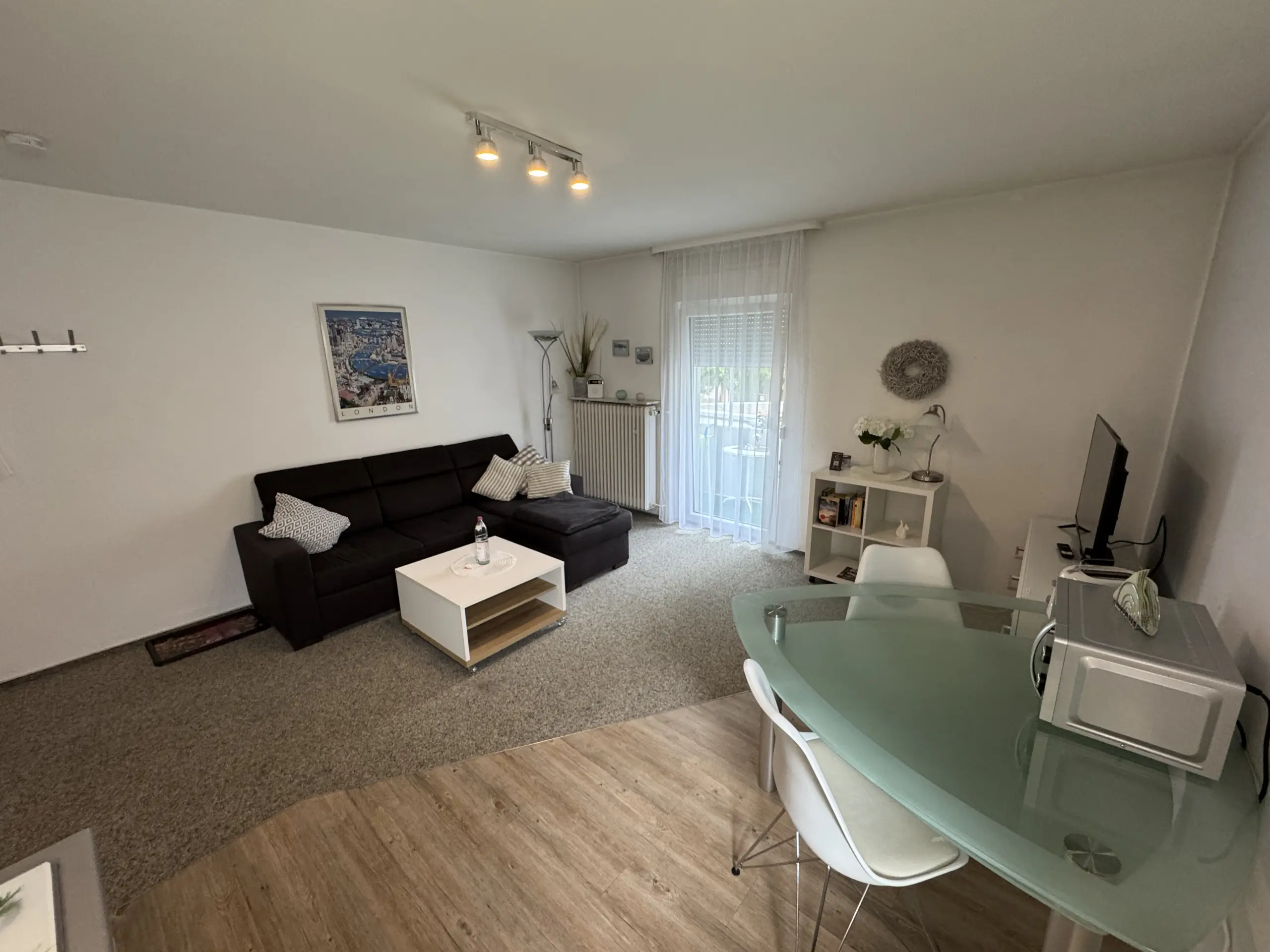 Wohnzimmer mit Sofa und Essplatz in der Ferienwohnung 3 in Bad Pyrmont