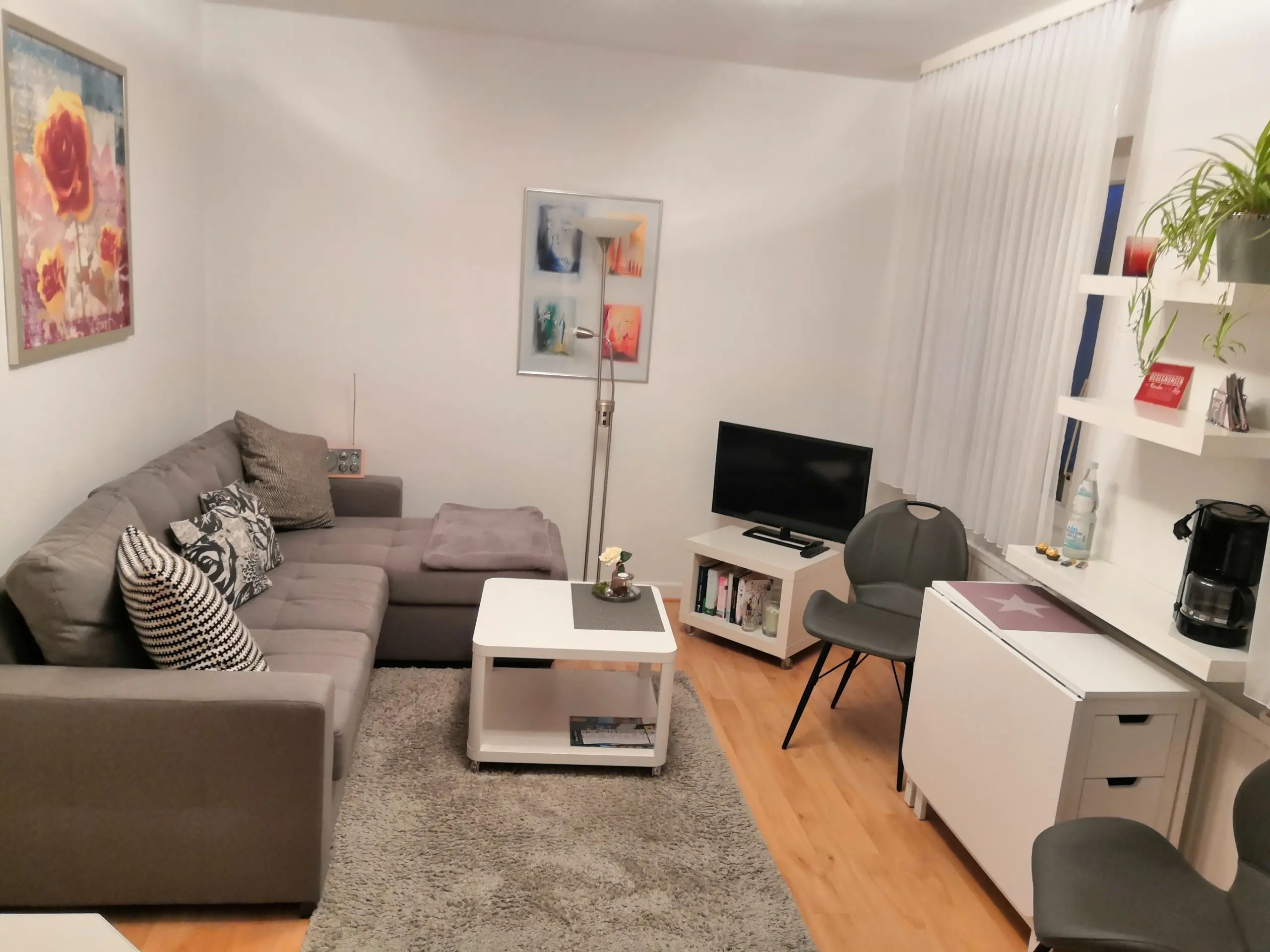 Wohnzimmer mit Ecksofa und Bildern