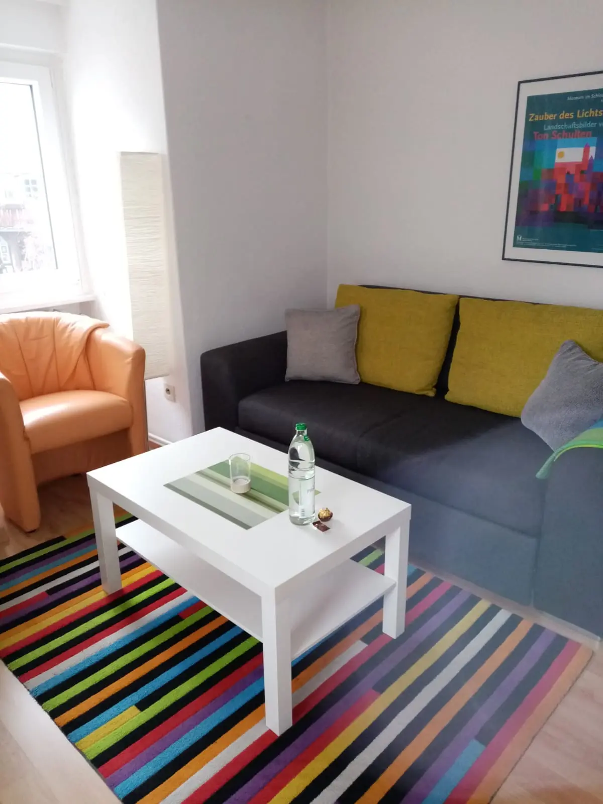 Wohnzimmer mit Sofa und Sessel in der Ferienwohnung 4 in Bad Pyrmont